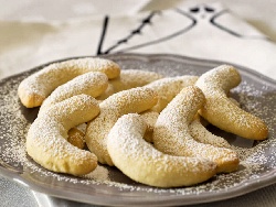 Немски маслени сладки лунички с пудра захар - снимка на рецептата